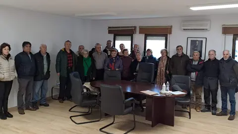 Vecinos y miembros del PSOE en el salón de plenos. Imagen cedida