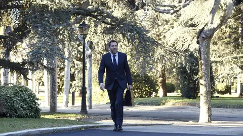 El ministro de Transportes y Movilidad Sostenible, Óscar Puente, pasea por los jardines de La Moncloa