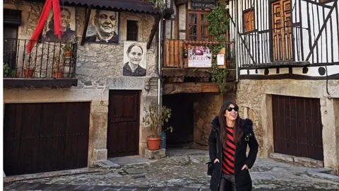Una visitante en la localidad salmantina de Mogarraz. Fotografía: @CyLEsVida