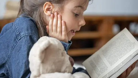 Niña leyendo un libro