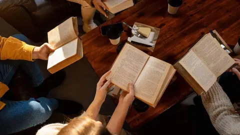 Jóvenes leyendo libros