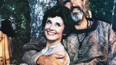 Audrey Hepburn y Sean Connery en una foto publicitaria de la película