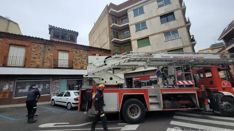 Los bomberos intervienen en la Plaza del Grano. Interbenavente.es