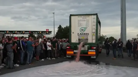 Vaciado de un cami&oacute;n con vino espa&ntilde;ol