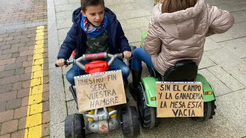 Los niños de Fuentesaúco se solidarizan con el campo (4). Imagen cedida