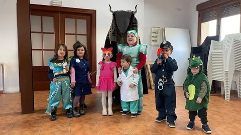Los niños de Pereruela recuperan a su vaca antrueja en la víspera de carnaval. Imagen Facebook