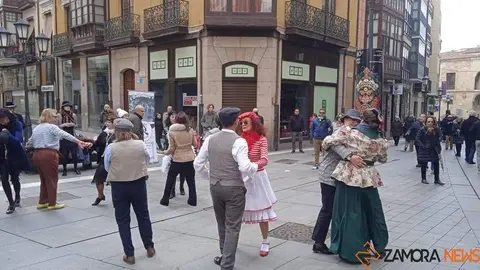 Fiesta de swing en la Plaza Sagasta