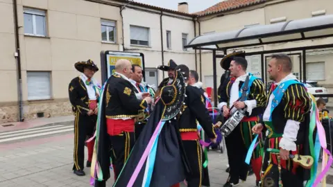 Chirigota 'Los Veletas' llegando a Pinilla