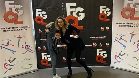 Jorge Barrio y Carolina Ramos del Rítmica Benavente reciben el reconocimiento de la Federación de Gimnasia de Castilla y León