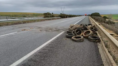 Neumáticos acumulados en la A-66 a la altura de Toral de los Guzmanes durante las protestas agrícolas. Fotografía: Delegación del Gobierno
