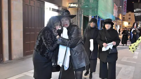 Plañideras en el cortejo fúnebre previo al Entierro de la Sardina 2023