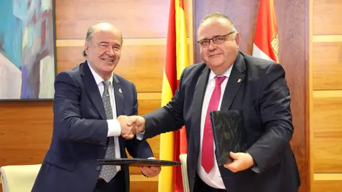 Momento de la firma entre Sanidad y CESM para mejorar las retribuciones de los MIR