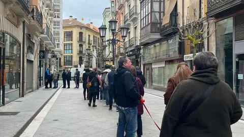 colas para recoger el medallón 