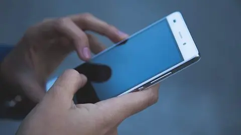 Una persona utiliza su teléfono móvil. Imagen de archivo