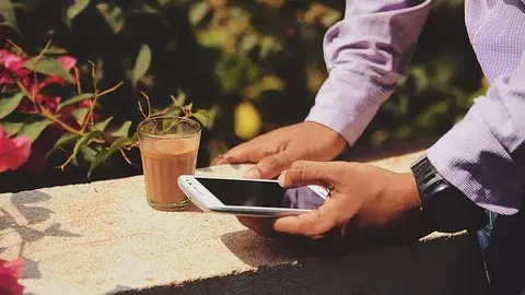 Una persona utiliza su teléfono móvil. Imagen de archivo