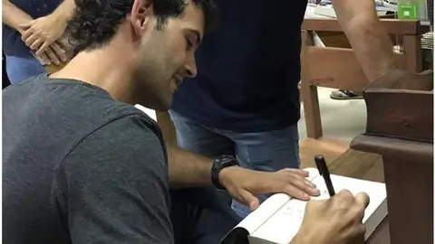 Luis Roso en una firma de libros. Imagen de archivo