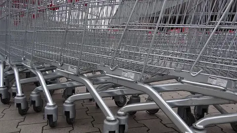 Carros de la compra en un supermercado. Imagen de archivo
