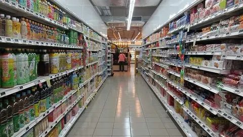 Pasillo de un supermercado. Imagen de archivo