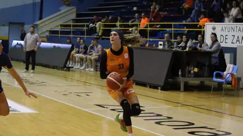 Angela Vendrell en un lance de juego ante Lima-Horta