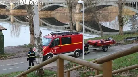 Efectivos de la Polic&iacute;a Local y de los Bomberos junto al Tormes, en una intervenci&oacute;n anterior. Fotograf&iacute;a de archivo: SALAMANCARTVALD&Iacute;A