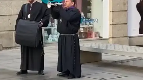 Merlú ante la iglesia de Santiago El Burgo. Captura de pantalla