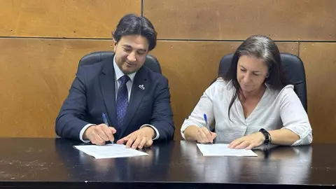 Firma de contrato entre el Santo Entierro y la Banda de Música de Zamora