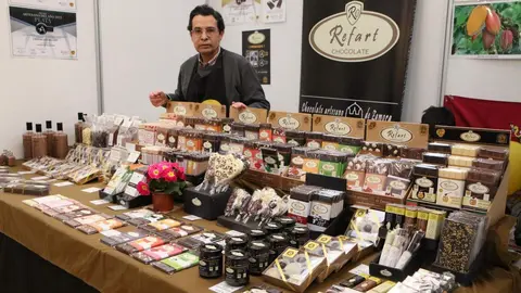 José Luis Refart de Chocolate Refart con su stand en la feria MELIZA