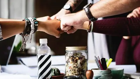 Personas uniendo las manos demostrando asociacionismo. Imagen de archivo