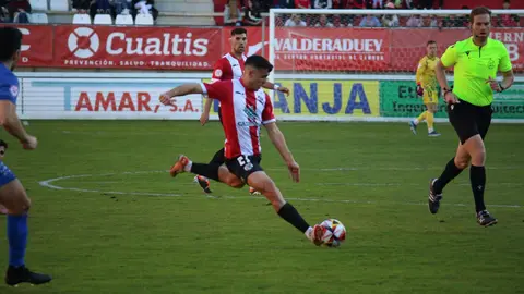 Joel Priego probando suerte ante el Ourense
