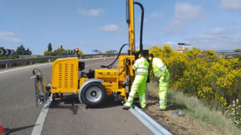 Colocación barrera seguridad ZA-13 PK 2+000