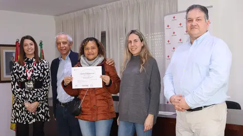 entrega diplomas cruz roja