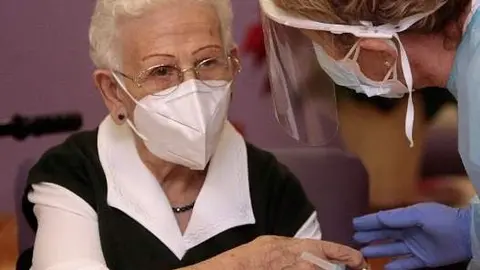 Araceli, la centenaria pionera en la lucha frente al Covid (twitter @sanchezcastejon)