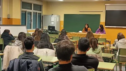 La poeta Maribel Llamero visita a los alumnos del IES Los Valles de Camarzana de Tera