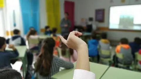 Un alumno levanta la mano en clase. Imagen de archivo