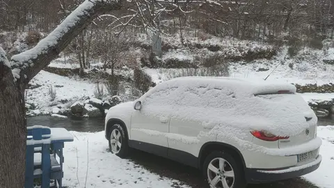 Coche cubierto de nieve en Vigo de Sanabria. Imagen cedida/Archivo