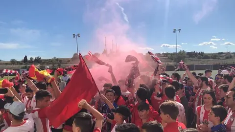 La afición arropa a los rojiblancos. Zamora CF