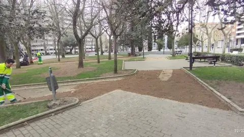 Comienzan los trabajos para adecentar los caminos peatonales de varios parques de Zamora 1