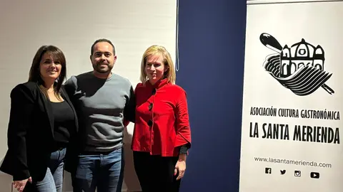 Participantes en la actividad "Flores y telas de Semana Santa" organizado pro La Santa Merienda