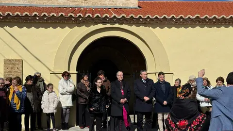 El presidente de la Diputación de Zamora Javier Faúndez Domínguez, y el diputado por la comarca de Tierra del Vino, Juan Del Canto Sevillano, han asistido hoy a la inauguración de la Iglesia Parroquial de El Cubo de la Tierra del Vino, presidida por la alcaldesa de la localidad, Maria Asunción Martín Álvarez, y que también ha contado con la presencia del obispo de Zamora, Fernando Valera Sánchez, entre otras autoridades civiles y religiosas