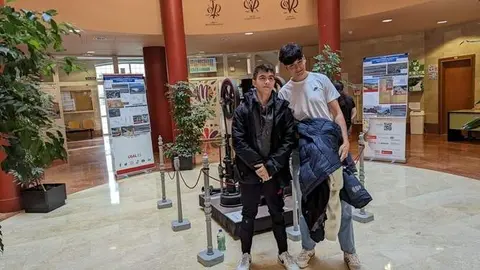 Los estudiantes del IES Los Sauces de Benavente representados por Rodrigo Vega Yepes y Enrique García López