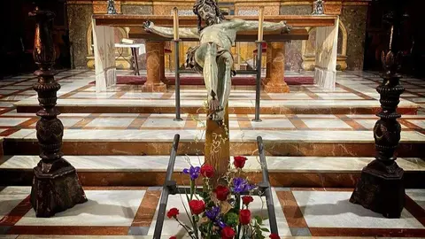 El Santísimo Cristo de la Buena Muerte preside el altar mayor de la Iglesia de San Vicente