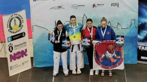 Zoe Ares con su medalla de oro en el medio del podio. (Copa Cidade Da Coruña).