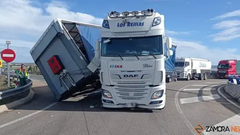 Camión con el remolque desenganchado en la rotonda de la CL- en Benavente dirección Zamora