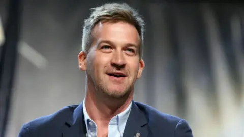 Kenneth Mitchell (1)