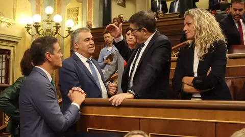 El presidente del Gobierno, Pedro Sánchez, y el portavoz del PSOE, Patxi López