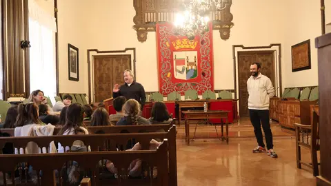 Francisco Guarido durante la visita de los alumnos de 4º de Primaria del colegio Gonzalo de Berceo al Ayuntamiento de Zamora