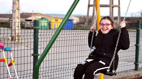 Yaiza juega en el parque infantil de Torrefrades con su traje de neuromodulación. Fotografía: Aroa Colmenero