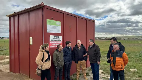 El presidente de la Diputación de Zamora, Javier Faúndez Domínguez, acompañado por el diputado responsable del Área de Obras, Manuel Martín Pérez, el diputado por la comarca de Tierra del Vino, Juan del Canto Sevillano, el alcalde de Entrala, Francisco Santamaría Santamaría, y concejales de la corporación municipal, ha visitado hoy las obras de adecuación del sistema de abastecimiento, la reparación de entubado del pozo de captación y la ampliación de la Estación de Tratamiento de Agua Potable compacta en Entrala