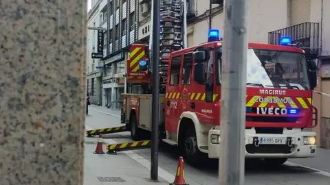 Los Bomberos intervienen por una caída de cascotes en la calle Benavente