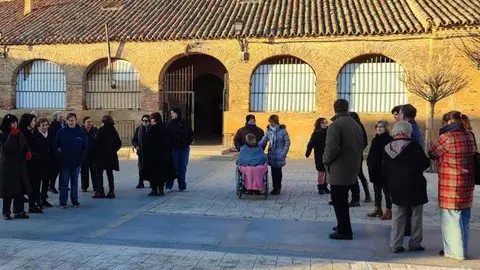 Vecinos de Revellinos en la puerta de la iglesia vía Interbenavente.es